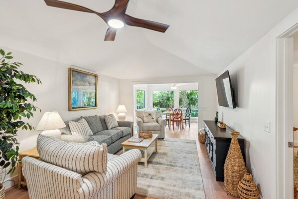 Smart TV - Wild Dunes-Twin Oaks Lane-Updated, walk to beach and nearby shops! (Isle of Palms)