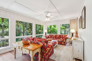 Smart TV - Wild Dunes-Twin Oaks Lane-Updated, walk to beach and nearby shops! (Isle of Palms)