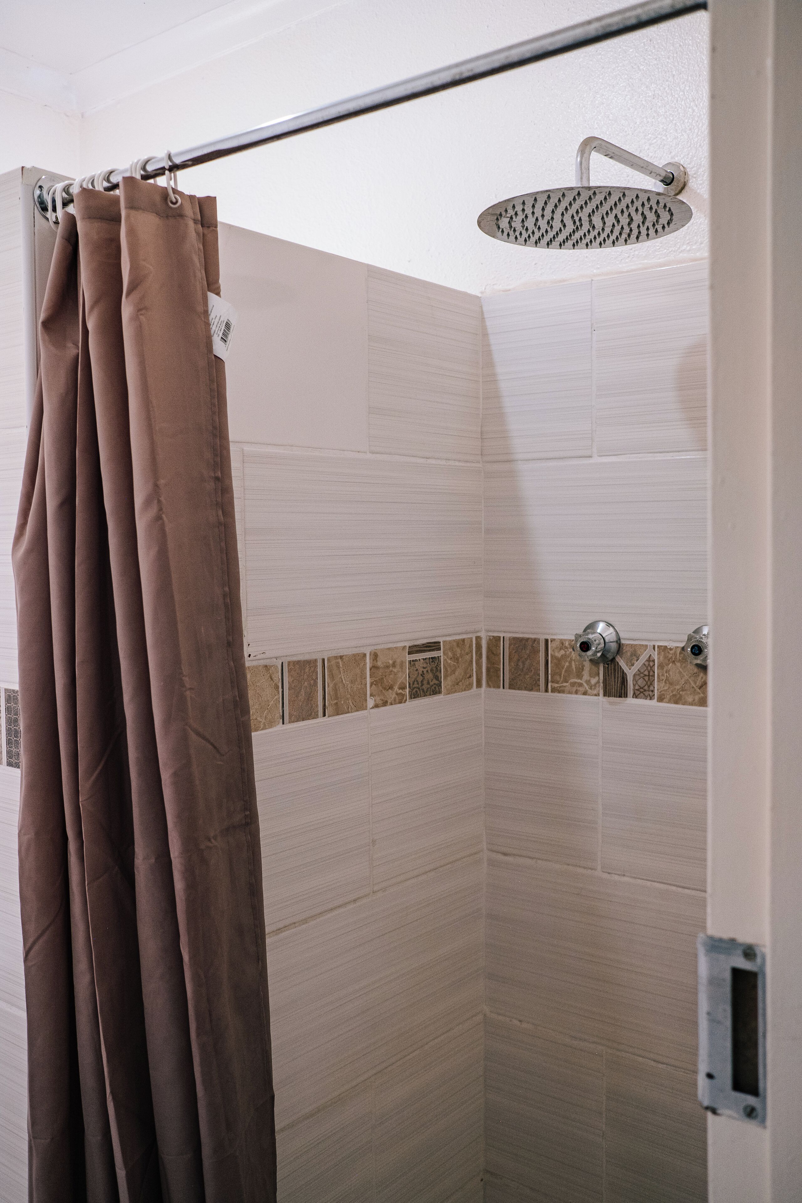 Chuveiro, toalhas de banho, papel higiênico 