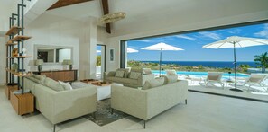 Smart TV, chimenea, futbolito y tenis de mesa 