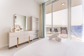 3 chambres, coffres-forts dans les chambres, fer et planche à repasser