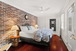 2 habitaciones, escritorio, tabla de planchar con plancha y wifi 