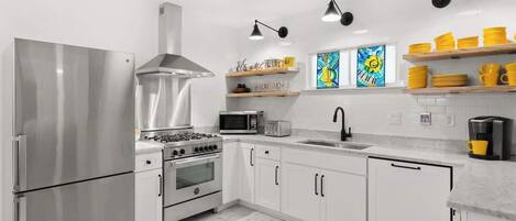 Refrigerador, microondas, horno y parrilla de estufa