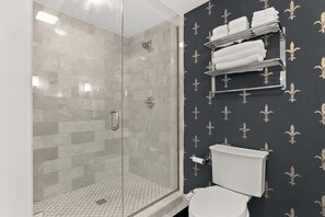 Een douche, een haardroger, handdoeken, shampoo
