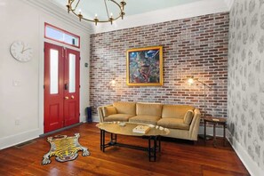 Televisión y oficina 