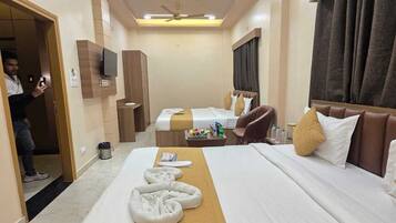 Deluxe Room | Desk, free WiFi