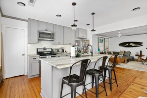 Jääkaappi, mikroaaltouuni, uuni, liesi