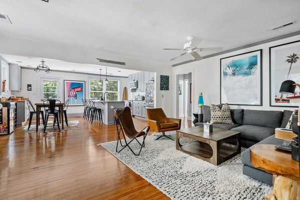 Älytelevisio, pöytätennispöytä, kirjoja, musiikkikirjasto