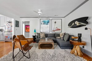 Älytelevisio, pöytätennispöytä, kirjoja, musiikkikirjasto