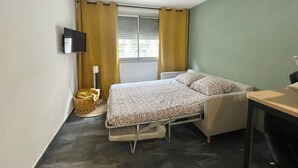 1 chambre, fer et planche à repasser, draps fournis