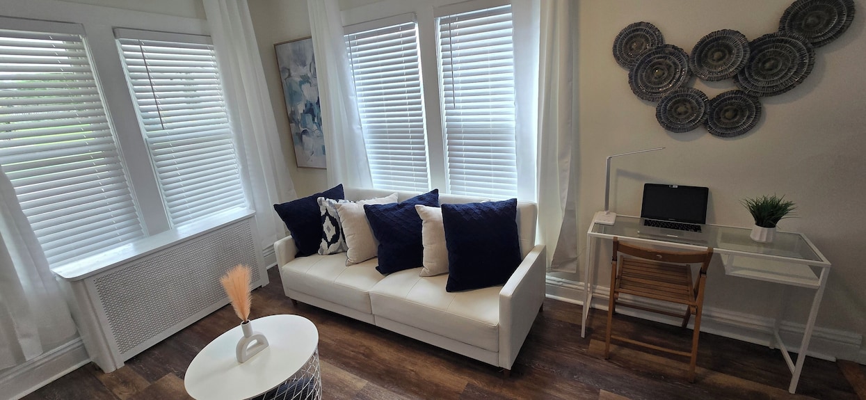 Cozy 2 Bedroom, Near Nyc, Easy Parking - New Rochelle, NY