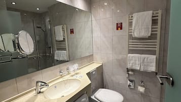 Comfort-Doppelzimmer | Badezimmer | Dusche, Haartrockner, Handtücher, Seife