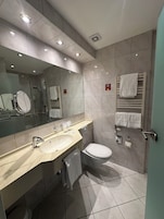 Habitación Confort doble | Baño | Ducha, secador de pelo, toallas y jabón