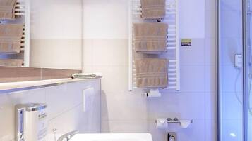 Douche, sèche-cheveux, serviettes fournies, savon