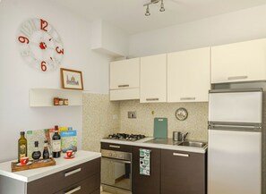 Kühlschrank, Mikrowelle, Ofen, Herdplatte