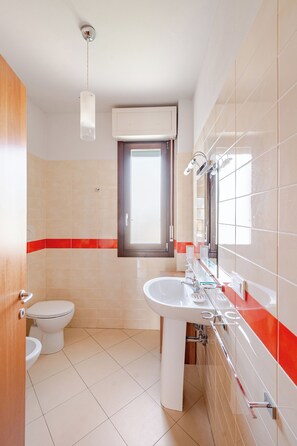 Shower, hair dryer, bidet, towels - Spacious & Bright & Private Parking in Florence,Just Minutes to Historic Center (Firenze)