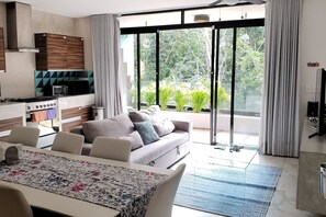 Smart TV, ping pong, stereo