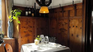 3 restaurants servant le déjeuner et le dîner