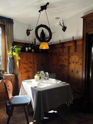 3 restaurantes; se sirven comidas y cenas
