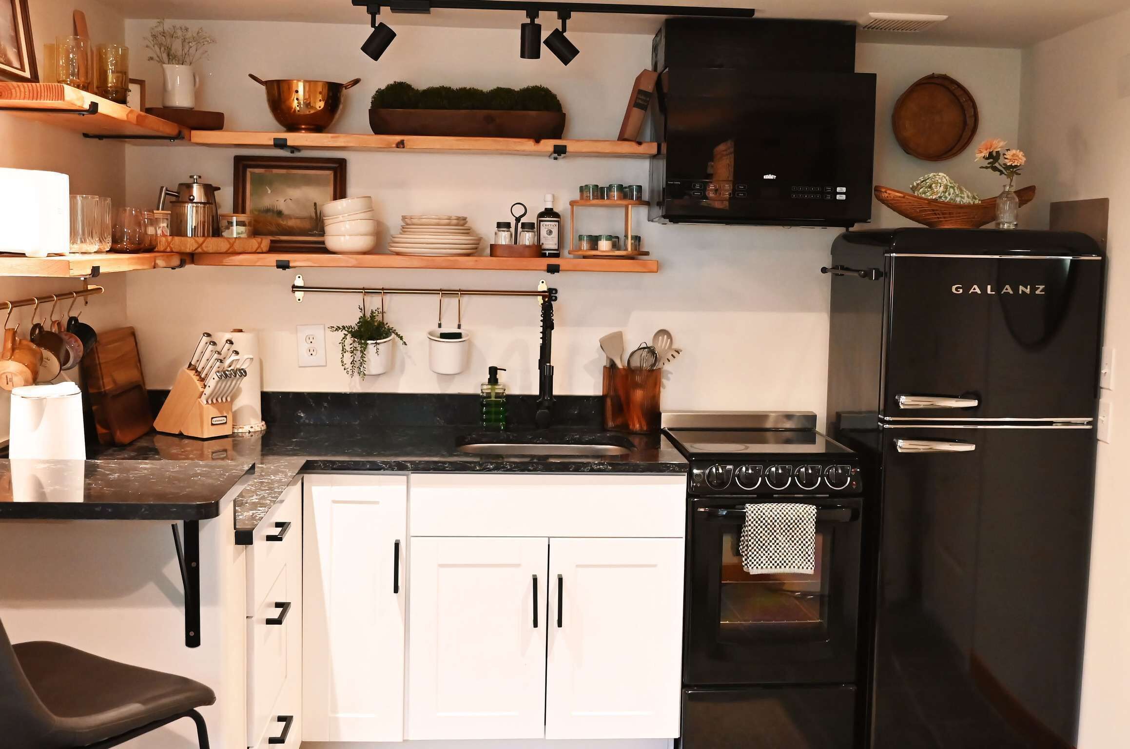 Réfrigérateur, four à micro-ondes, un four, surface de cuisson
