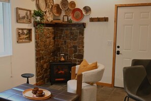 Interior - Olympic Mountain View Cottage Near Lake Crescent (Port Angeles)