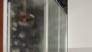 Ein modernes Zimmer mit einer großen Schiebeglasdoor zum Balkon.