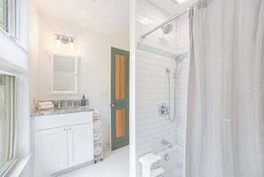 Een douche, handdoeken