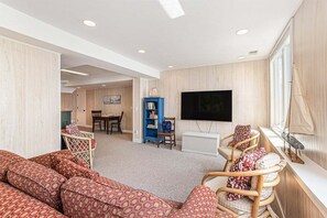 Una televisión, una chimenea