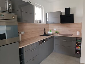 Micro-ondes, four, plaque de cuisson, lave-vaisselle
