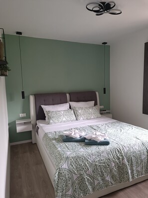 2 bedrooms, iron/ironing board, WiFi, bed sheets