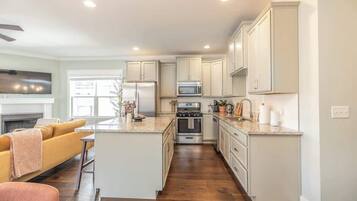 KĂŒhlschrank, Mikrowelle, Ofen, Herdplatte