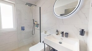Shower, hair dryer, towels