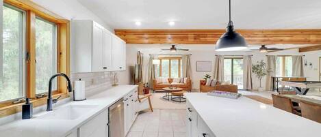 冷蔵庫、電子レンジ、オーブン、コンロ