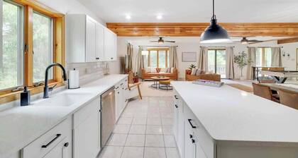 Woodlands Hideaway- Hot Tub, Grill & Games