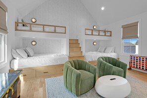 4 bedrooms, iron/ironing board, WiFi, bed sheets