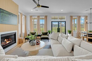 Smart TV, fireplace - Carlton Landing-Parks and Rec (Carlton Landing)