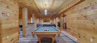 Cozy Freeland Retreat- Firepit, Pool Table, Hot Tub