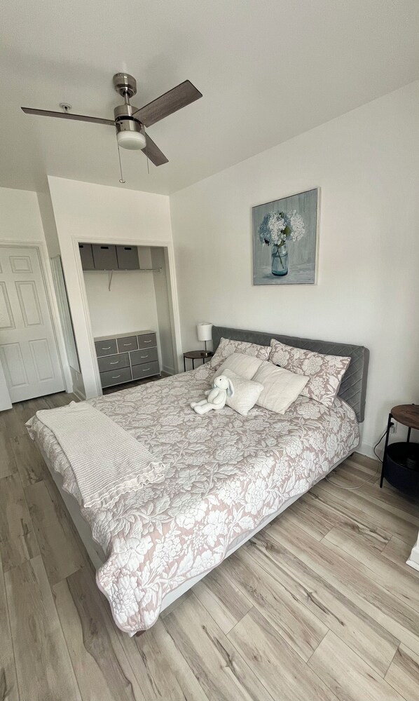 2 habitaciones, escritorio, tabla de planchar con plancha y wifi gratis 