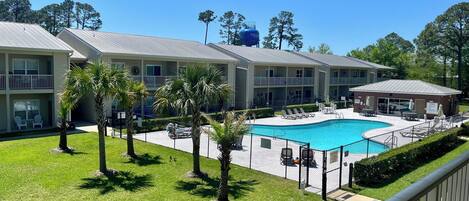 Una piscina al aire libre