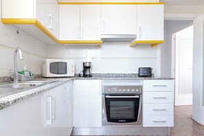 Refrigerador, microondas, horno, cafetera/tetera