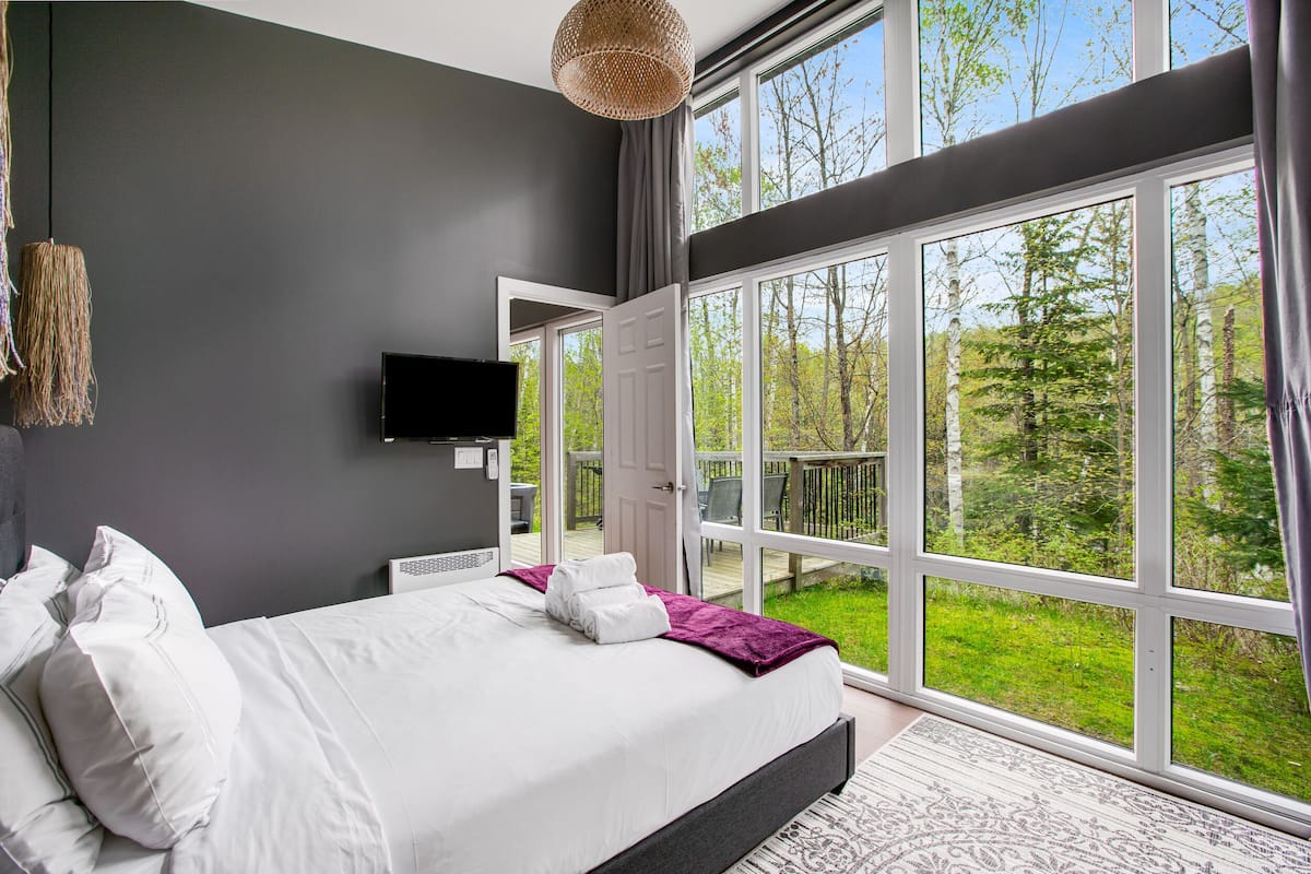 Chalet, 2 Bedrooms, Pets Allowed | 2 bedrooms, Egyptian cotton sheets, premium bedding, pillowtop beds