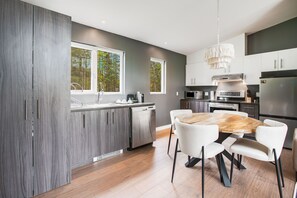 Alpehytte, 2 soverom, kjæledyr tillatt | Eget kjøkken | Kjøleskap, espressomaskin, vannkoker og høy barnestol