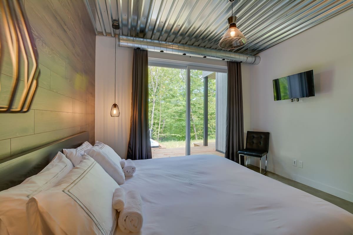 Family Chalet, Non Smoking, Pets Allowed | 2 bedrooms, Egyptian cotton sheets, premium bedding, pillowtop beds