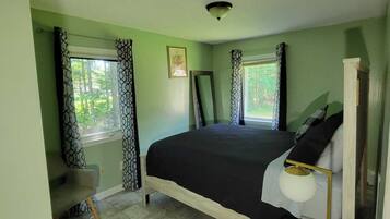 3 bedrooms, travel crib, WiFi, bed sheets