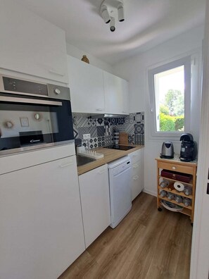 Køleskab, mikrobølgeovn, ovn, kogeplade