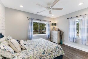 3 slaapkamers, een strijkplank/strijkijzer, gratis wifi, beddengoed