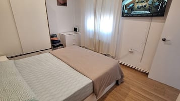 2 dormitorios, tabla de planchar con plancha, cuna de viaje y wifi