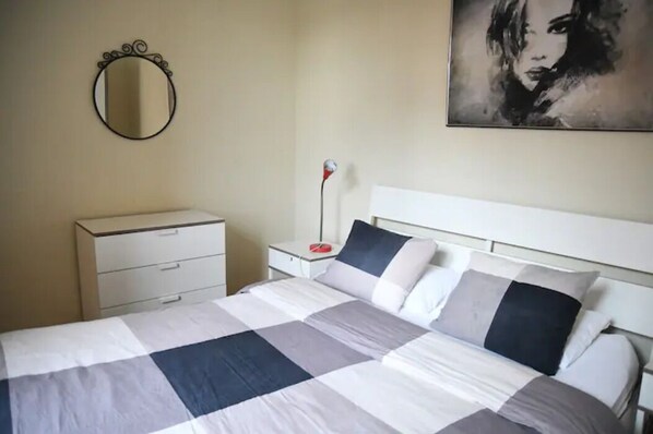 2 makuuhuonetta, silitysrauta/-lauta, vauvan matkasänky, Wi-Fi