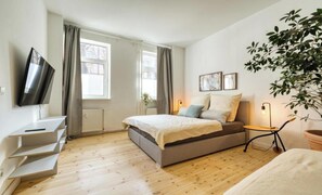3 Schlafzimmer, Schreibtisch, Bügeleisen/Bügelbrett, Reisekinderbett