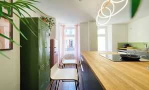 Kühlschrank, Mikrowelle, Ofen, Herdplatte